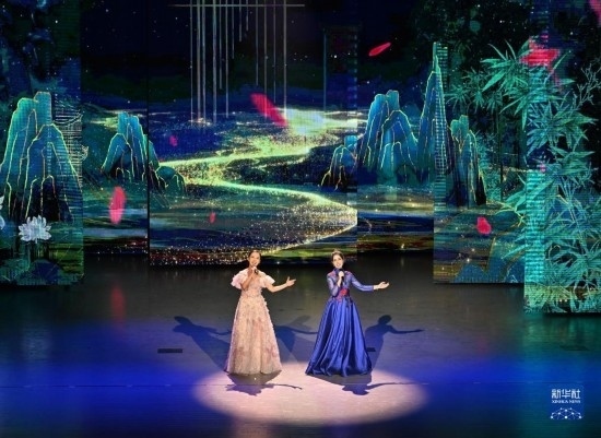 7月29日，演員在聯(lián)歡會(huì)現(xiàn)場(chǎng)演唱。新華社記者 蔡湘鑫 攝