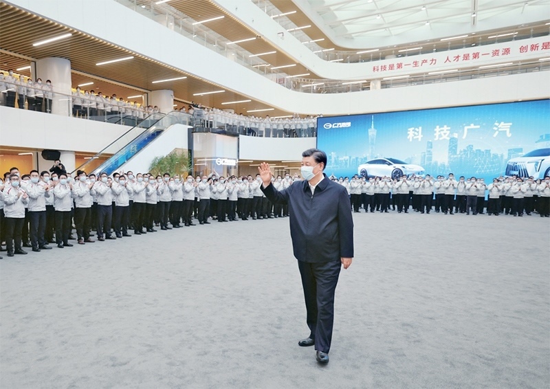 2023年4月10日至13日，中共中央總書記、國家主席、中央軍委主席習(xí)近平在廣東考察。這是12日下午，習(xí)近平在廣汽研究院向職工們揮手致意。 新華社記者 鞠鵬/攝