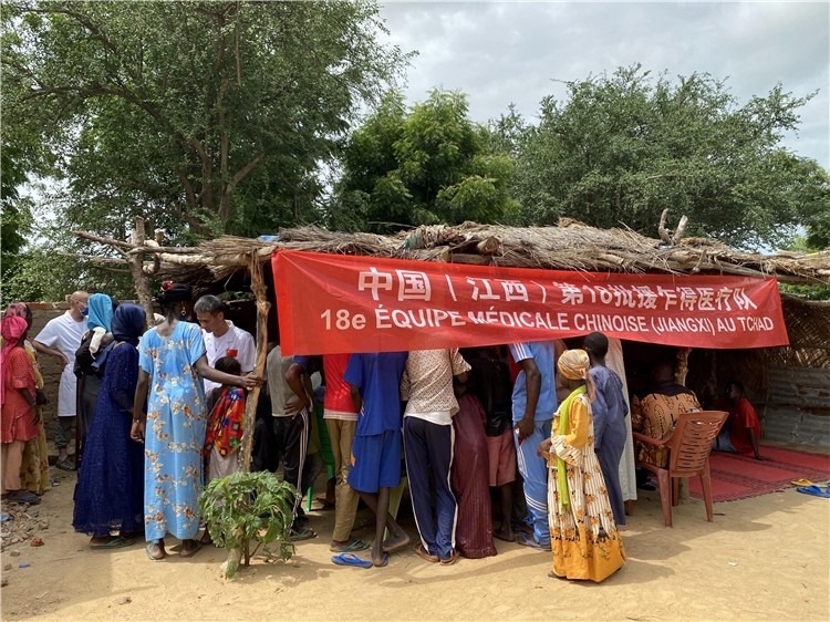 圖為草棚下的就診患者。中國(guó)駐乍得醫(yī)療隊(duì)供圖