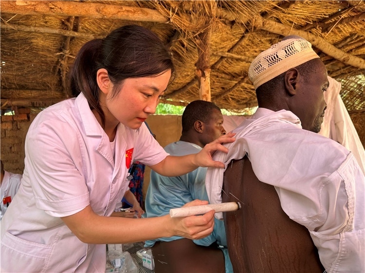 圖為吉安市中心人民醫(yī)院中醫(yī)科副主任醫(yī)師王李妮為患者進(jìn)行針灸治療。中國(guó)駐乍得醫(yī)療隊(duì)提供