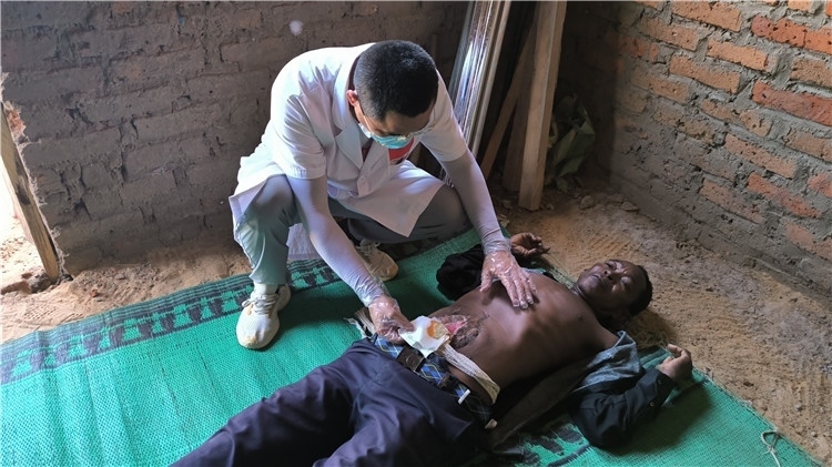 圖為南昌大學(xué)第二附屬醫(yī)院胃腸外科主治醫(yī)師周智勇檢查切口疝患者。中國(guó)駐乍得醫(yī)療隊(duì)供圖