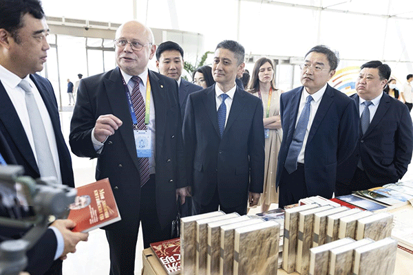 與會嘉賓參觀主題書展。人民畫報社供圖