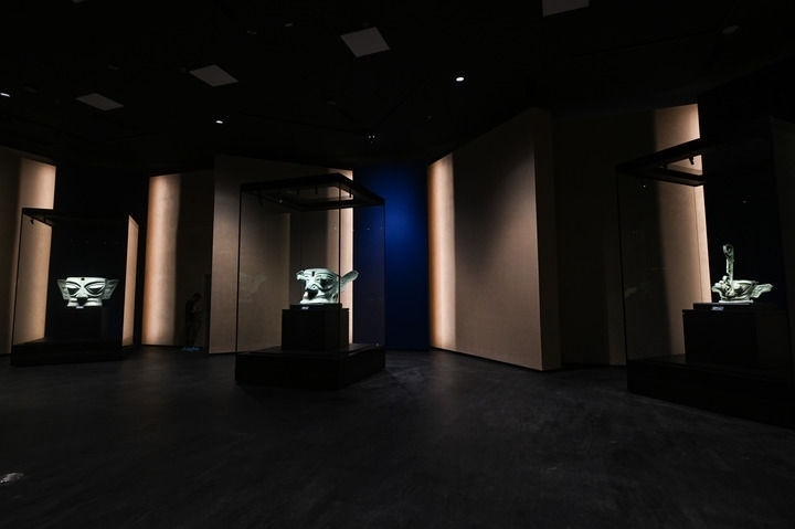 7月26日在三星堆博物館新館拍攝的展品。新華社記者 王曦 攝
