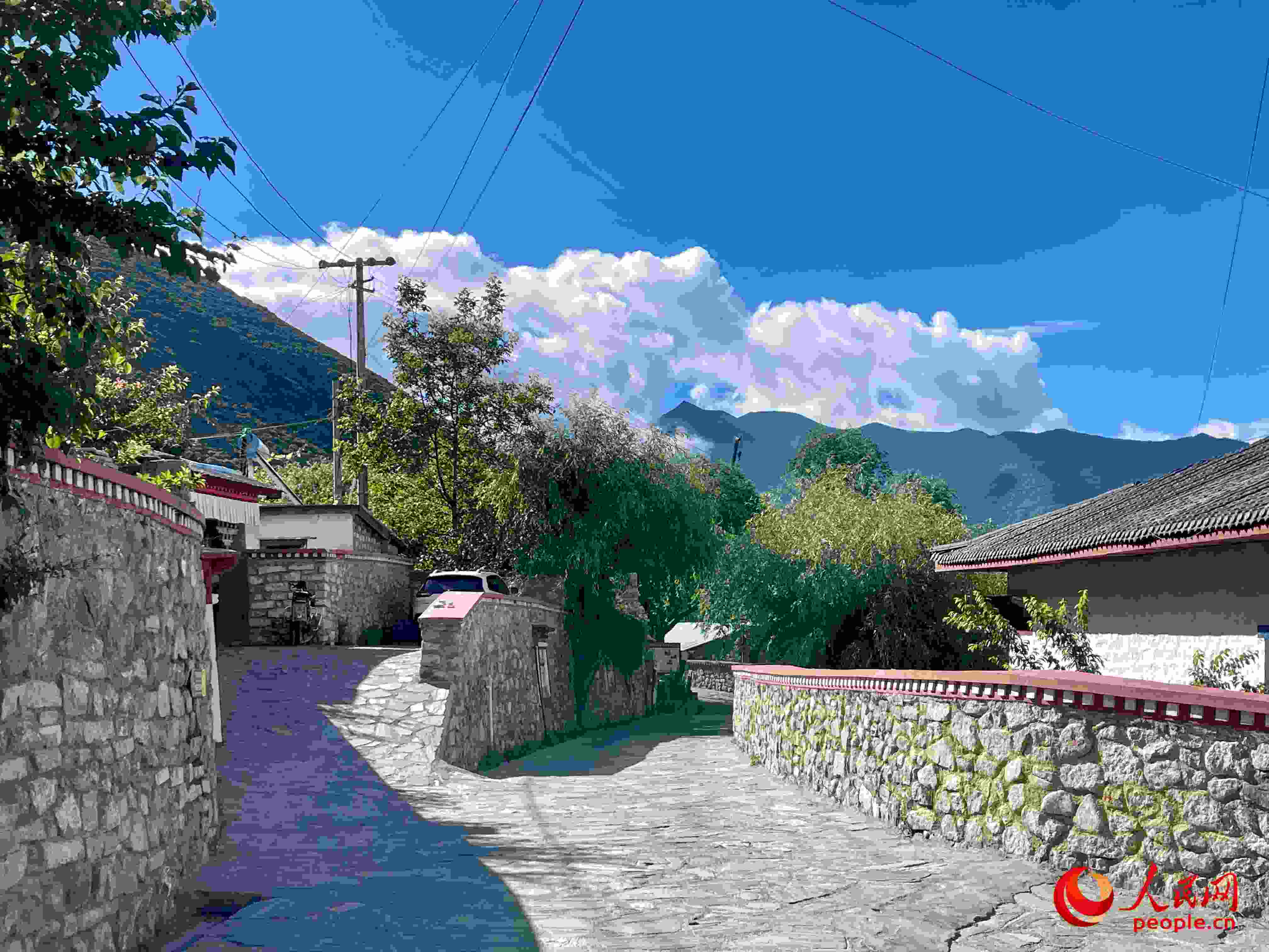 嘎拉村的村貌。人民網(wǎng) 周靜圓攝