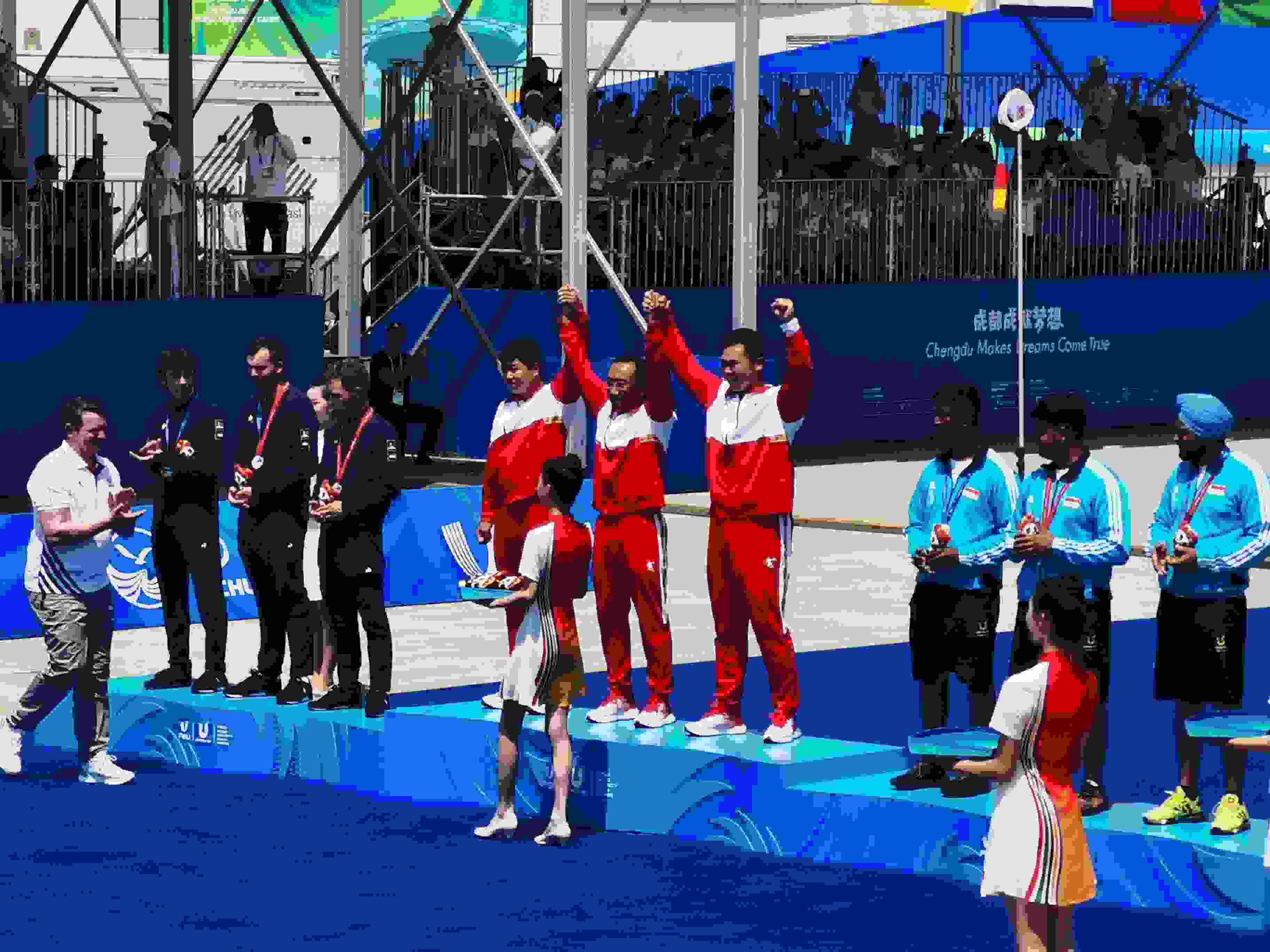 7月30日，在成都大運(yùn)會(huì)男子復(fù)合弓團(tuán)體頒獎(jiǎng)儀式中，中國隊(duì)?wèi)c祝奪得冠軍。 人民網(wǎng)記者 楊磊攝