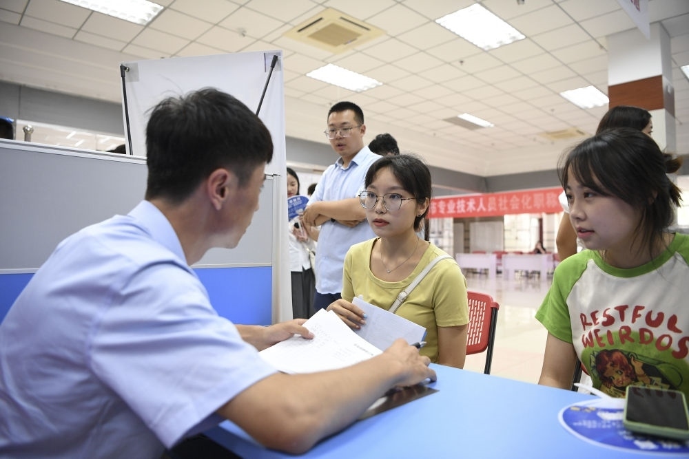 2023年7月29日，“揚(yáng)就業(yè)之帆，啟夢想之旅”2023年寧夏（銀川）離校未就業(yè)高校畢業(yè)生招聘會在寧夏（銀川）人力資源服務(wù)產(chǎn)業(yè)園舉行。求職者（右）在招聘會現(xiàn)場與用人單位交流。新華社記者 馮開華 攝