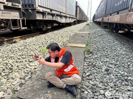 記者在成都北編組站編組場拍攝。人民網(wǎng)記者 王紹紹攝