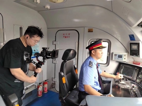 記者采訪中歐班列（成都）首發(fā)司機仲俊斕。成都機務(wù)段供圖