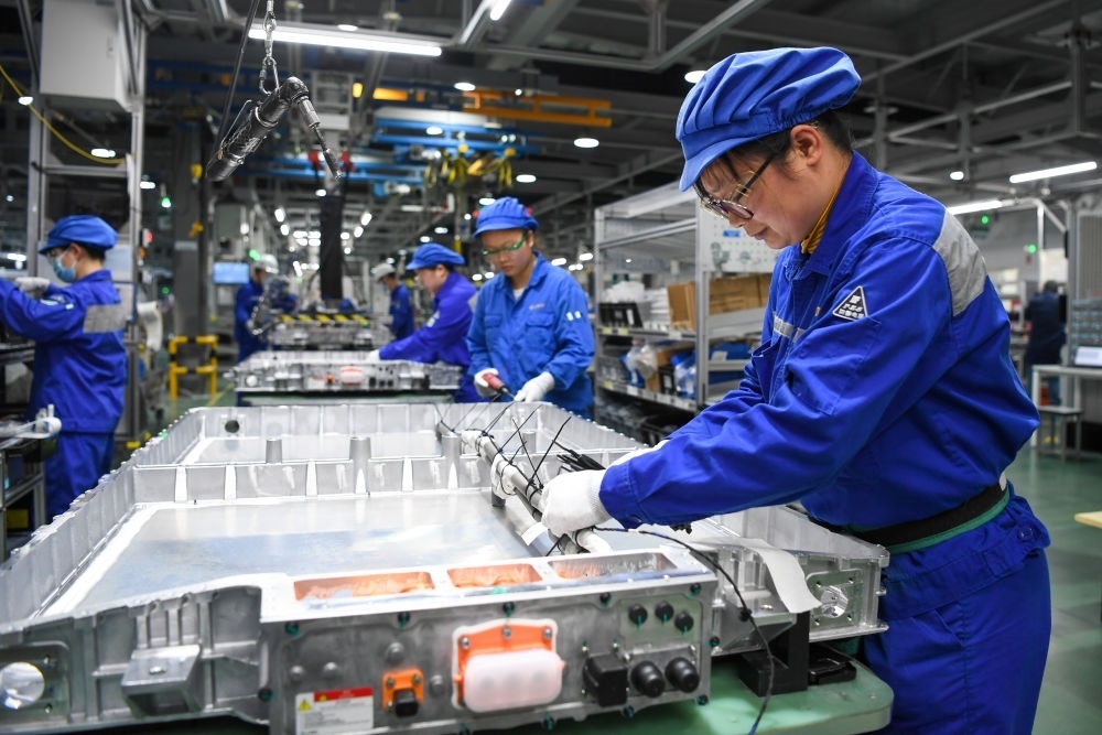 在位于江蘇常州溧陽的上汽時代動力電池系統(tǒng)有限公司，工人在車間進(jìn)行電池生產(chǎn)（2023年2月16日攝）。常州市擁有鋰電池電芯及配套生產(chǎn)企業(yè)120余家，動力電池產(chǎn)業(yè)2022年實(shí)現(xiàn)產(chǎn)值超1700億元。新華社記者 李博 攝