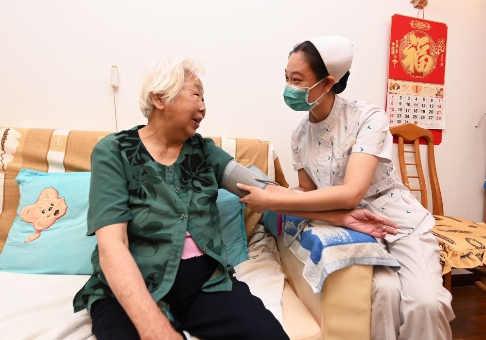 河北廊坊三河市燕達(dá)金色年華健康養(yǎng)護(hù)中心醫(yī)務(wù)人員為入住老人測量血壓（2023年7月20日攝）。新華社記者 朱旭東 攝