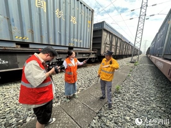 記者采訪中歐班列（成都）首發(fā)班列“專檢小組”組長劉偉。人民網(wǎng)記者 王波攝