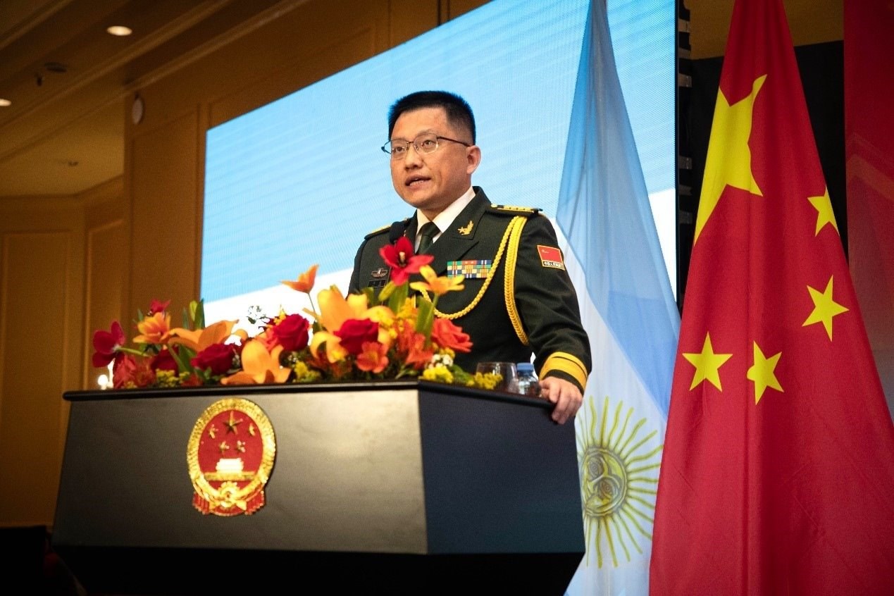 中國(guó)駐阿根廷大使館武官劉淼大校致辭。中國(guó)駐阿根廷大使館供圖