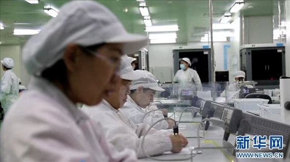 工人在大連達利凱普科技股份公司生產(chǎn)車間工作。新華網(wǎng)發(fā)
