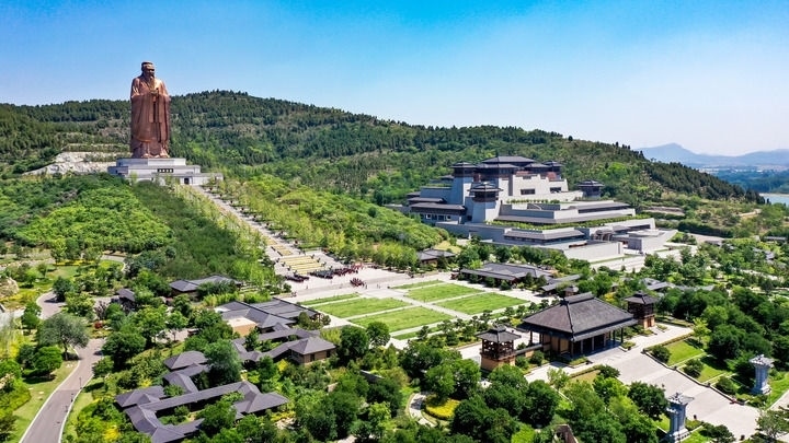 這是2023年6月8日拍攝的山東省曲阜市尼山圣境（無(wú)人機(jī)照片）。新華社記者 郭緒雷 攝