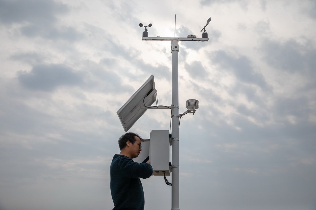 在北大荒集團(tuán)閆家崗農(nóng)場有限公司農(nóng)業(yè)現(xiàn)代化示范區(qū)，工作人員在調(diào)試氣象設(shè)備（4月27日攝）。新華社記者 張濤 攝