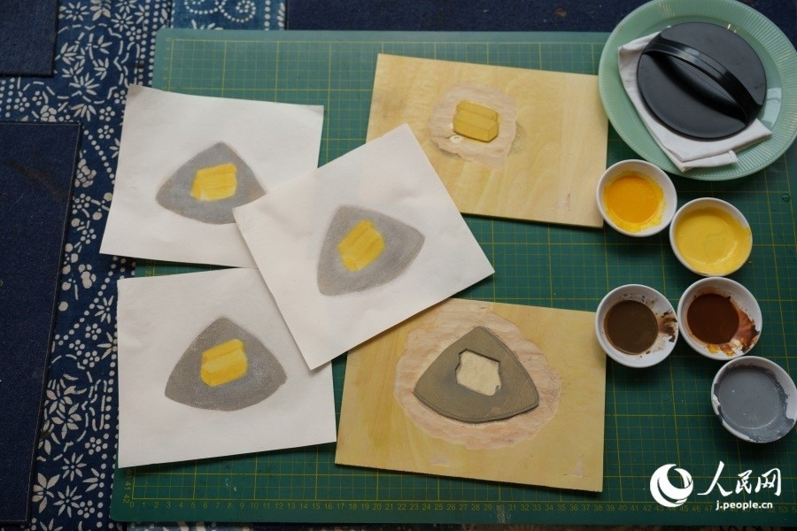 圖為丁未堂創(chuàng)作的木版畫(huà)及木版。人民網(wǎng)記者 張若涵攝