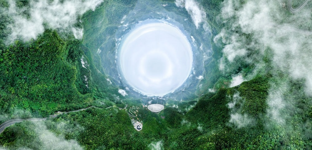 6月22日拍攝的“中國天眼”全景（維護(hù)保養(yǎng)期間拍攝，無人機(jī)全景拼接照片）。新華社記者 歐東衢 攝