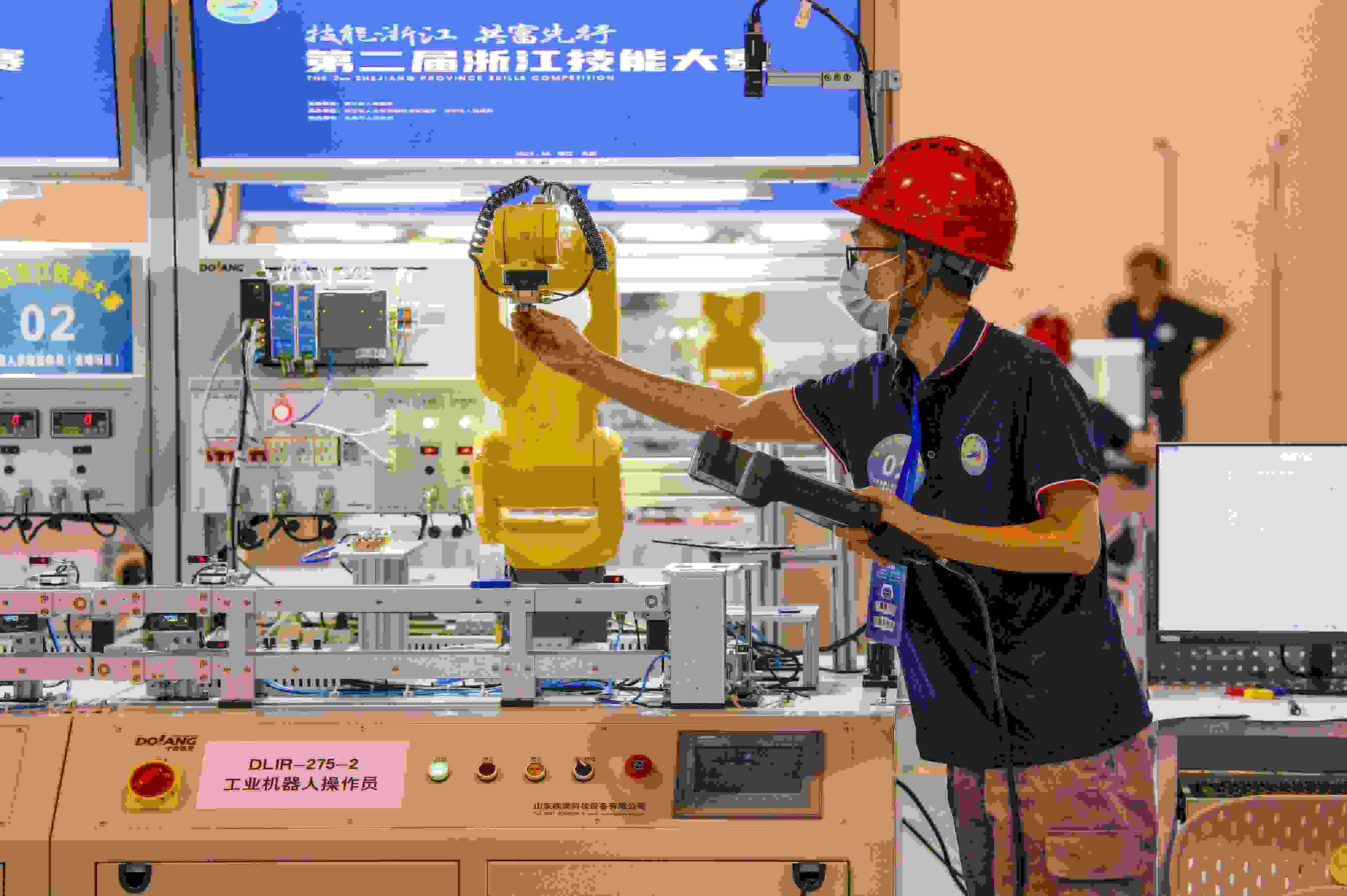 2023年6月19日，第二屆浙江技能大賽在永康市國(guó)際會(huì)展中心舉行。參賽選手在進(jìn)行工業(yè)機(jī)器人系統(tǒng)操作員項(xiàng)目比賽。