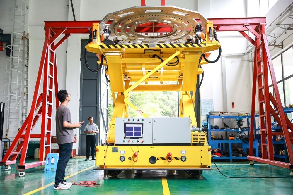 7月26日，工作人員在調(diào)試饋源接收機(jī)拆裝機(jī)器人。新華社記者 歐東衢 攝