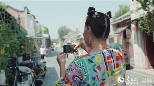 柳芭在胡同里采風(fēng)。人民網(wǎng) 張若涵攝