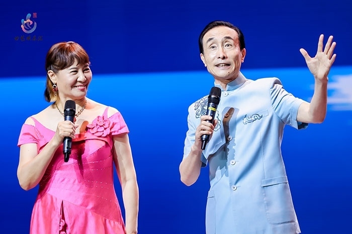 小品表演藝術(shù)家鞏漢林、金珠在演出現(xiàn)場(chǎng)。主辦方供圖