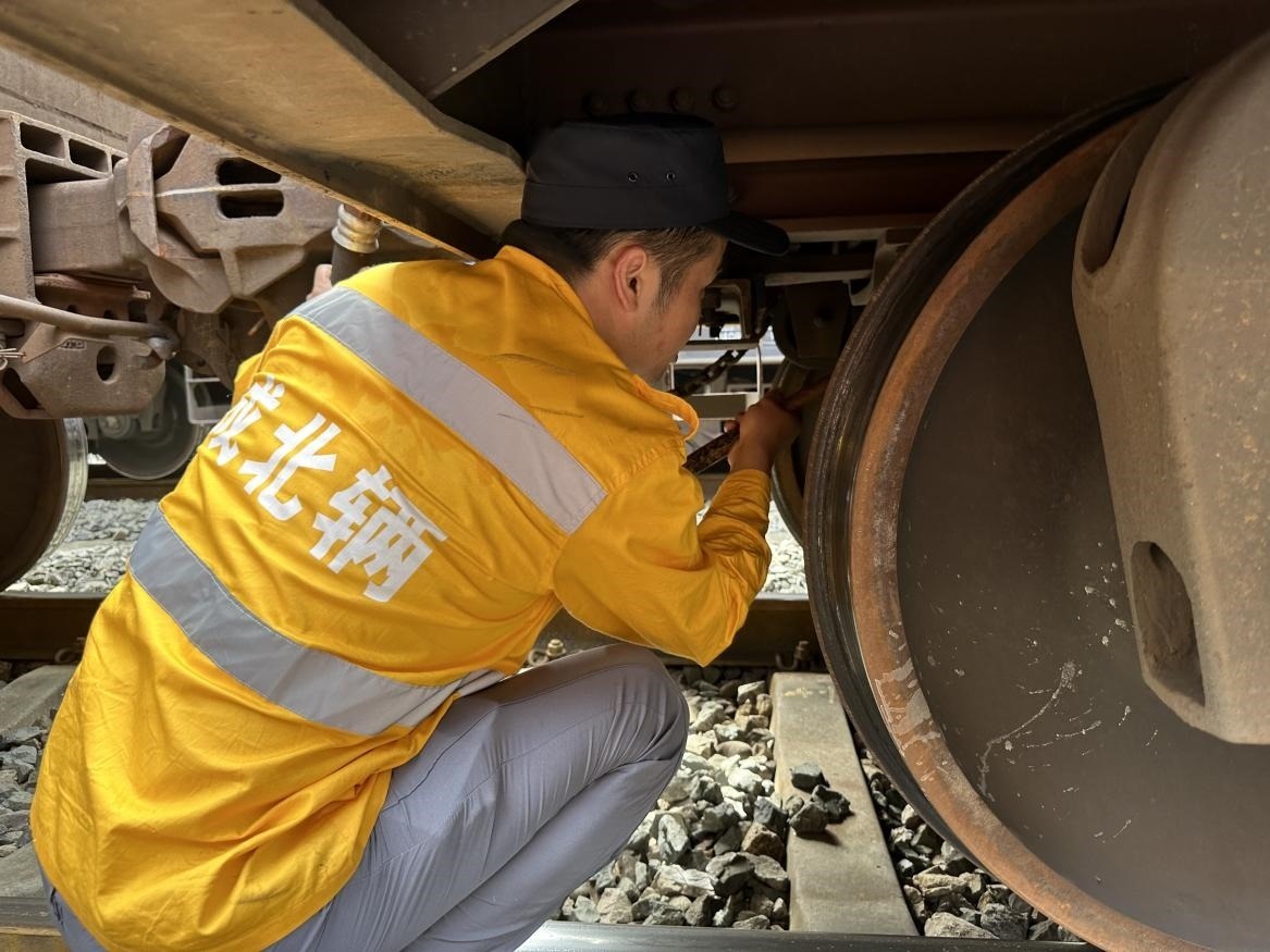 劉偉在進(jìn)行列車檢查工作。人民網(wǎng) 王紹紹攝