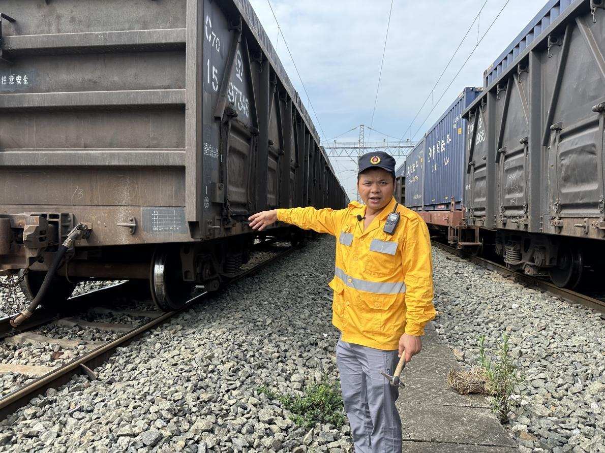 劉偉在向記者介紹檢車注意事項(xiàng)。人民網(wǎng) 王紹紹攝