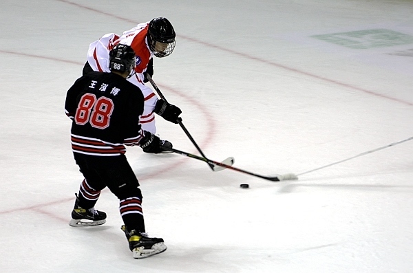 陜西隊(duì)球員馬思成與黑龍江隊(duì)球員王泓博爭(zhēng)搶。人民網(wǎng)記者 胡雪蓉?cái)z