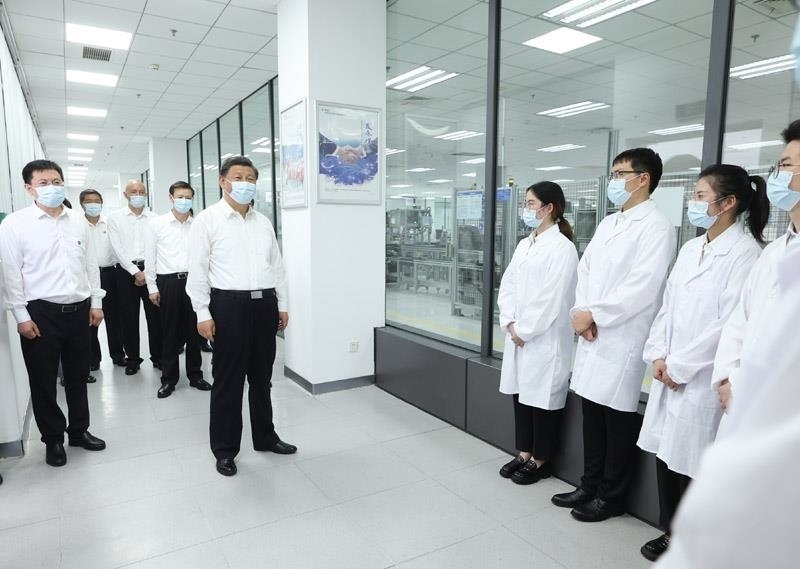 2023年7月6日，習(xí)近平總書記在江蘇南京市考察南瑞集團(tuán)有限公司，同年輕研發(fā)人員親切交流。