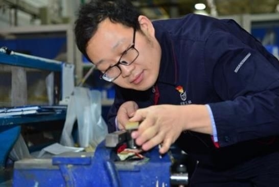 工作中的方文墨。航空工業(yè)沈飛供圖