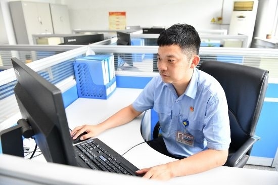 工作中的康凱。航空工業(yè)沈飛供圖