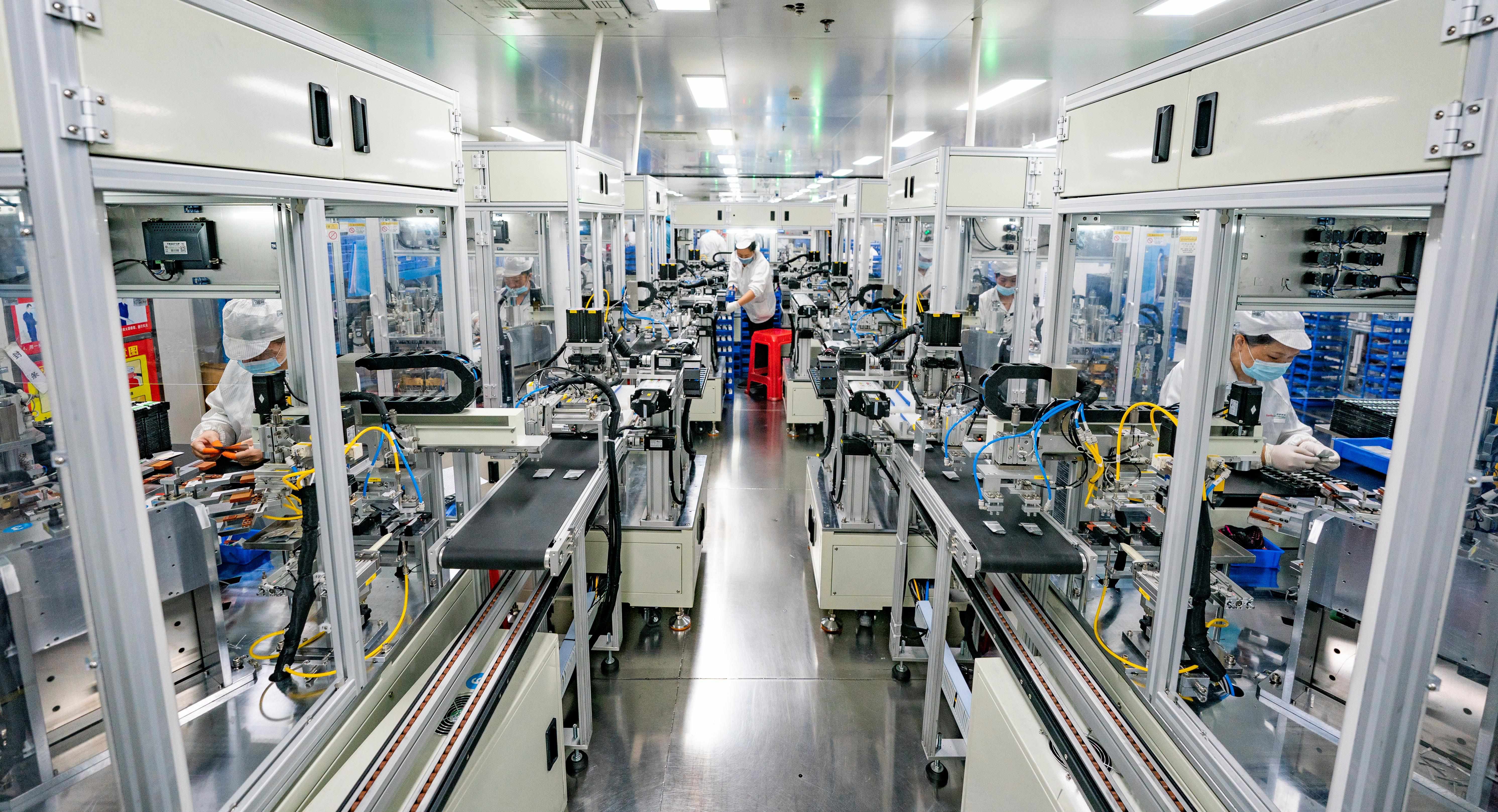 2023年5月17日，江西新余一家電子公司生產(chǎn)車間內(nèi)，技術(shù)工人在鋰電池生產(chǎn)線忙于趕制訂單產(chǎn)品。