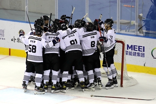 內(nèi)蒙古隊球員慶祝比賽勝利。人民網(wǎng)記者 胡雪蓉攝