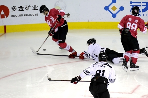 重慶隊球員與內(nèi)蒙古球員拼搶。人民網(wǎng)記者 胡雪蓉攝