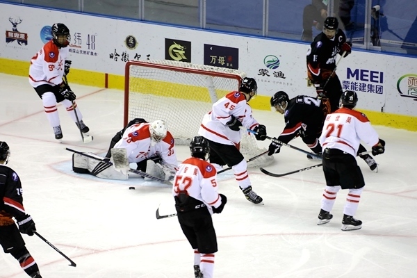 門前混戰(zhàn)。人民網(wǎng)記者 胡雪蓉攝