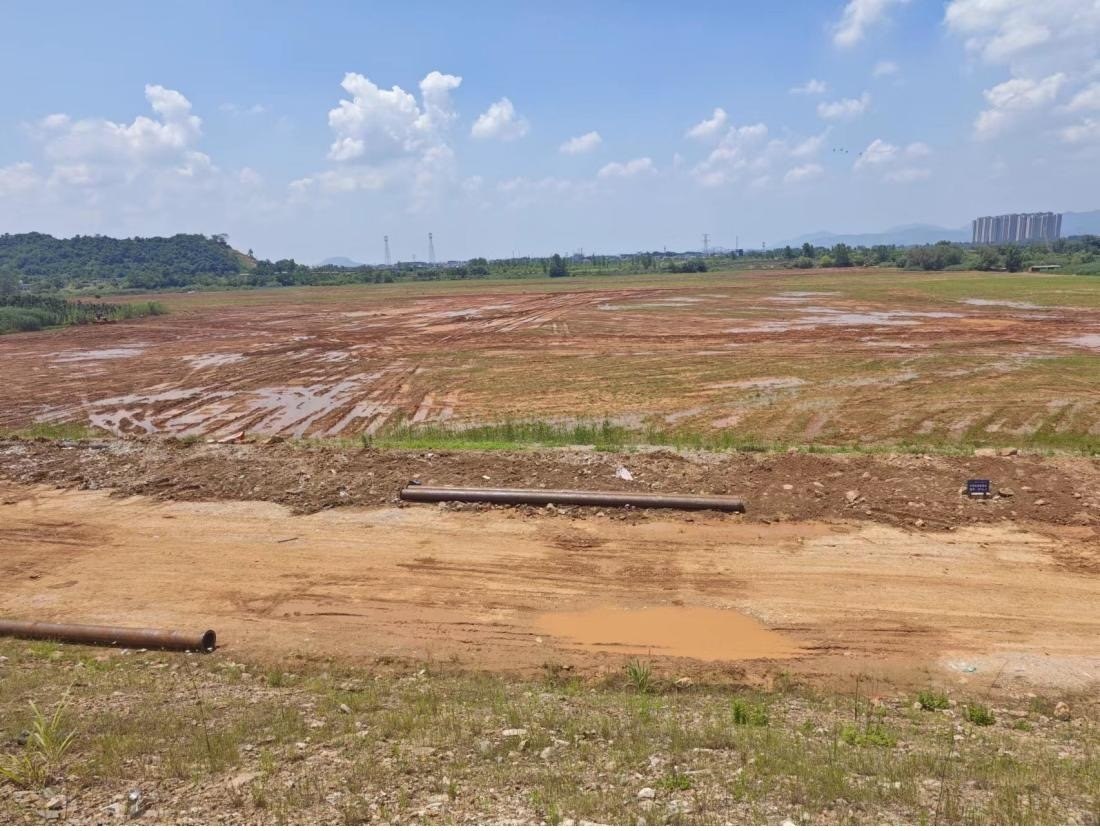 污染控制工程區(qū)域土地已被平整。 人民網(wǎng)記者 黃鈺攝