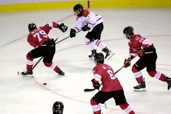 重慶隊球員常久遠(左)與陜西隊球員呂知宜拼搶。人民網(wǎng)記者 胡雪蓉攝