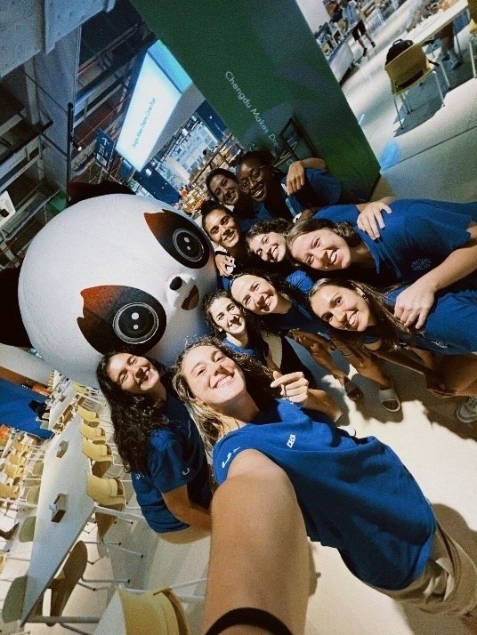 葡萄牙女籃隊員在成都大運村自拍。 受訪者供圖