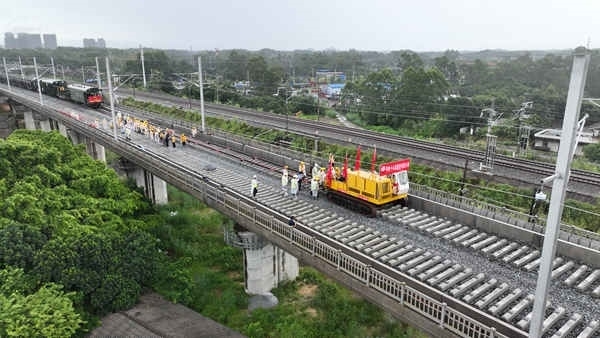 防東鐵路鋪軌現(xiàn)場航拍。