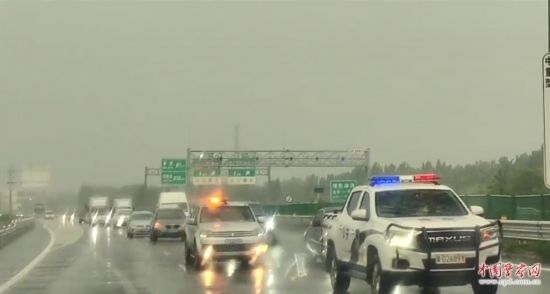 8月2日，京港澳高速，高速交警涿州大隊警車帶道引導(dǎo)救援物資車隊進入涿州災(zāi)區(qū)。