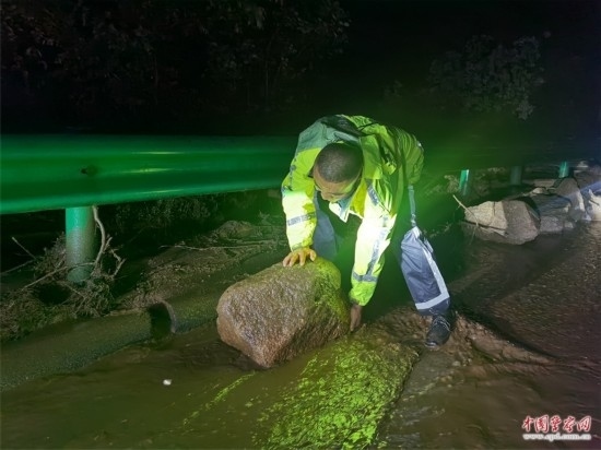 7月31日，張涿高速，高速交警涿鹿大隊民警清理山體滑坡路面落石。