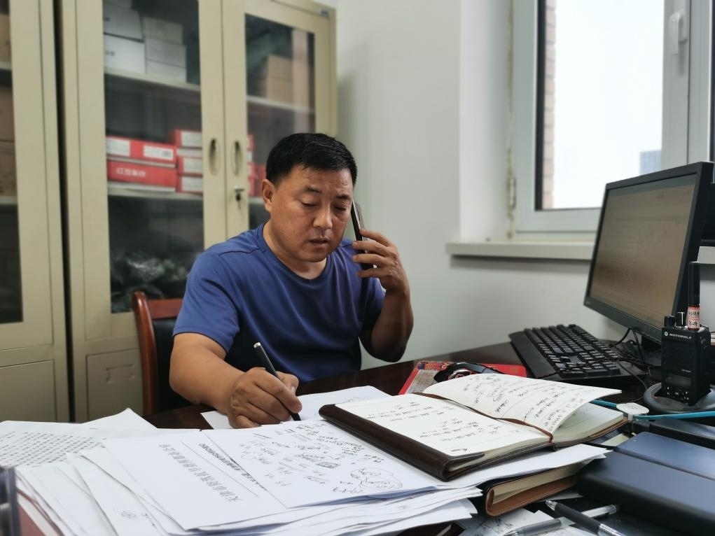 曾田榮正在辦公室內(nèi)工作。新華社記者 孫凡越 攝