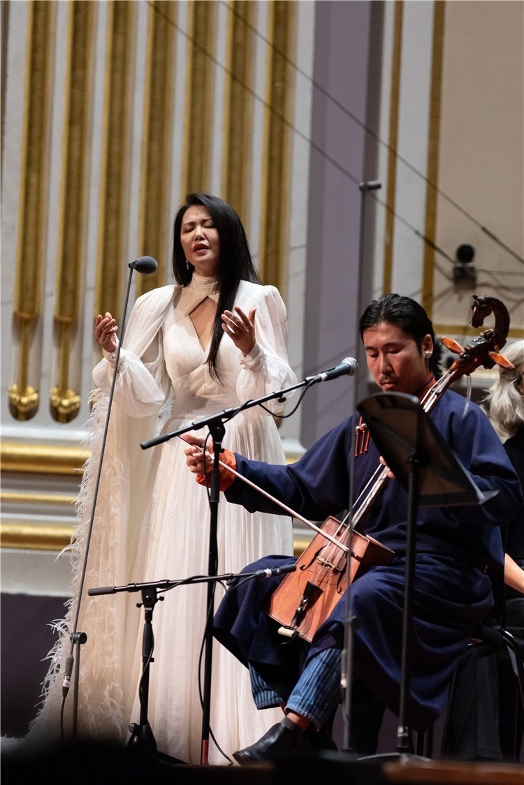 圖片說明： 8月5日，2023愛丁堡國際藝術節(jié)開幕式音樂會《慈悲頌》的演出現(xiàn)場。藝術節(jié)組委會供圖