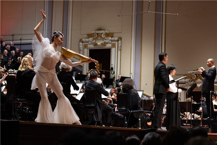 圖8月5日，2023愛丁堡國際藝術節(jié)開幕式音樂會《慈悲頌》的演出現(xiàn)場。藝術節(jié)組委會供圖