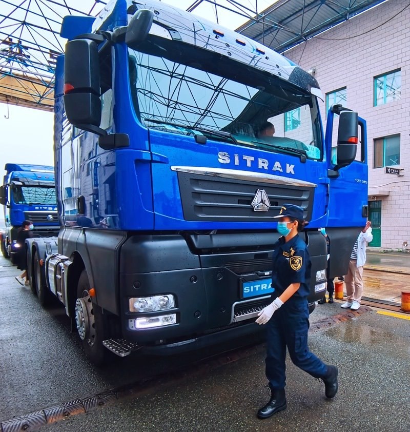 關員正在對出口車輛進行登臨檢查。人民網(wǎng)記者 栗翹楚攝