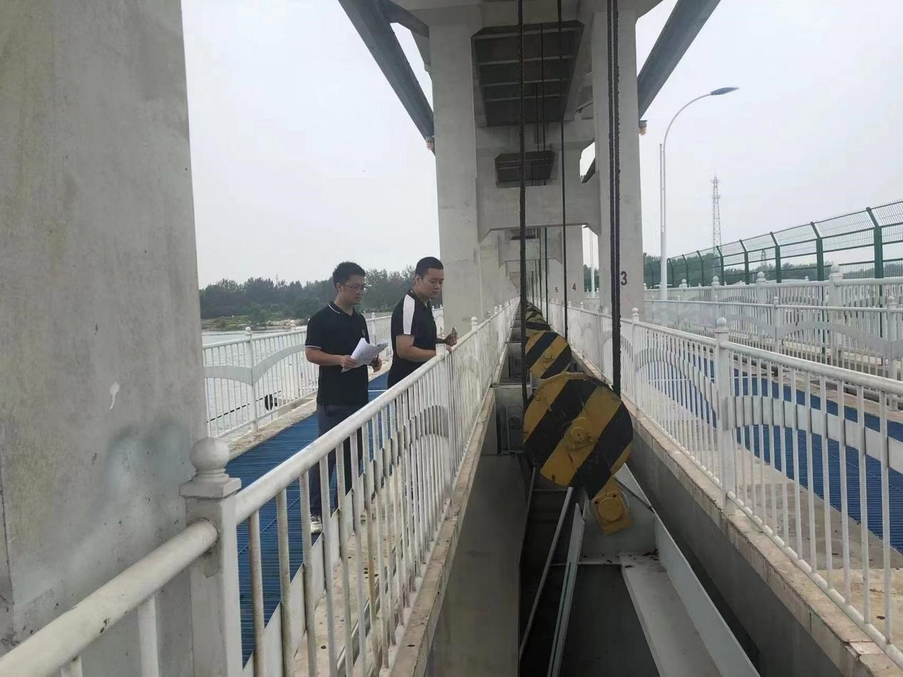 海委海河下游管理局獨流減河進洪閘管理處工作人員檢查水閘閘門啟閉機。受訪者供圖
