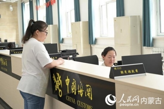 代理報(bào)關(guān)企業(yè)正在滿洲里車站海關(guān)綜合服務(wù)大廳辦理業(yè)務(wù)。人民網(wǎng) 寇雅楠攝