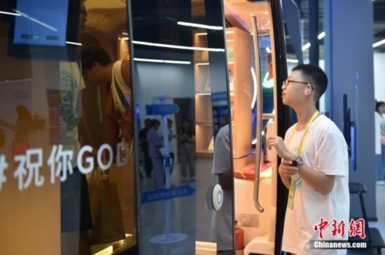 圖為學(xué)員們在首鋼園內(nèi)的百度Apollo Park參觀。<a target='_blank' href='/' ><p align=