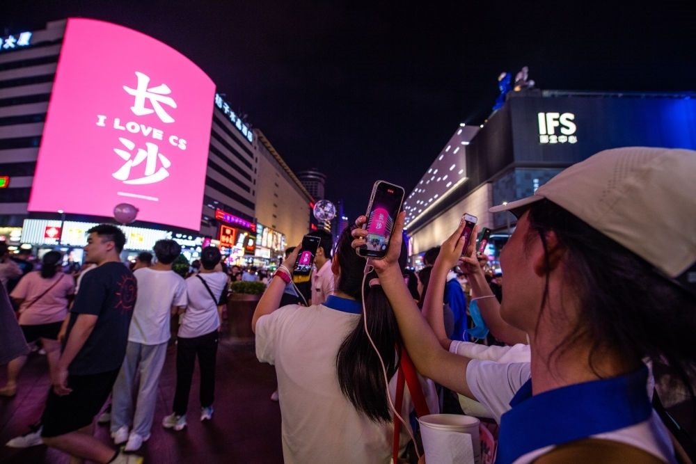  游客在長沙市天心區(qū)黃興路步行街打卡、拍照（6月7日攝）。新華社記者 陳思汗 攝