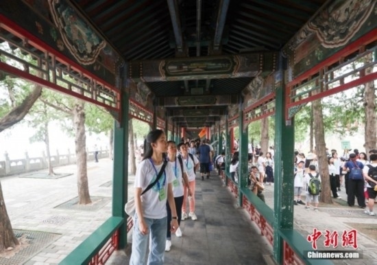 圖為學(xué)員們游覽長廊。<a target='_blank' href='/'><p align=